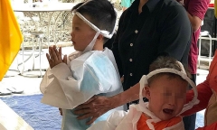 Vụ cháy nhà lúc rạng sáng, đôi vợ chồng thương vong: Xót xa cảnh 2 con nhỏ khóc ngất bên linh cữu cha