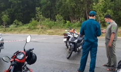 Đi lấy củi, hoảng hồn phát hiện thi thể đang phân hủy, trên bụng có con dao