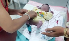 Xót xa bé trai sơ sinh bị bỏ rơi trước cổng nhà trong đêm