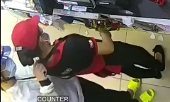 Kẻ lạ mặt kề dao vào cổ nữ nhân viên cửa hàng tiện lợi, 
