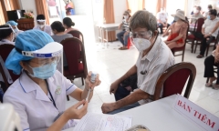 Bộ Y tế đề nghị TP.HCM không giới hạn người tiêm vaccine COVID-19 trong một ngày