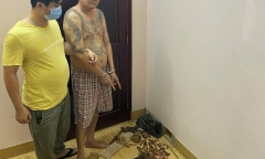 Phá ổ nhóm đánh bạc ở Quảng Ninh: Thu giữ súng chuyên dụng K54 cùng nhiều giấy tờ