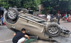 Tin tức tai nạn giao thông ngày 11/8: Ô tô lật ngửa giữa quốc lộ, tài xế may mắn thoát chết