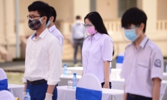 TP.HCM: Mặc niệm tưởng nhớ nạn nhân qua đời vì COVID-19 trong lễ khai giảng