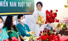 Đám cưới đặc biệt qua điện thoại của nữ điều dưỡng trong bệnh viện dã chiến tại TP.HCM