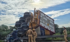 Container lật trên cầu Thanh Trì, giao thông ùn tắc kéo dài