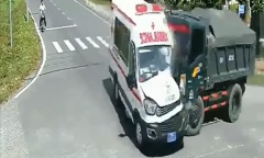 Tin tức tai nạn giao thông mới ngày 11/11: Xe ben húc ô tô cứu thương giữa ngã tư ở TP.HCM