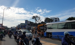 Tin tức tai nạn giao thông mới ngày 15/12: Xe đưa rước nhân viên ở TP.HCM tông văng dải phân cách