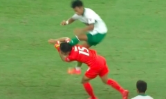 AFF Cup 2020: Cầu thủ Indonesia vào bóng thô bạo, đạp thẳng mặt tiền vệ Singapore