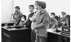 Gây thương tích vì mâu thuẫn nhỏ, mẹ