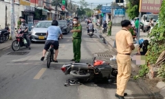 Cụ ông 71 tuổi tử vong khi lao xe lên lề đường ở TP.HCM: Công an trích xuất camera