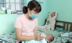 Xót xa bé trai sơ sinh nặng 3,2kg bị bỏ rơi ngoài nghĩa trang: Bị bỏ trong núi nilon màu đen