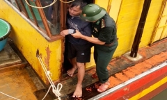 Cứu sống 8 thuyền viên vụ tàu cá bị lốc nhấn chìm, trôi dạt trên biển