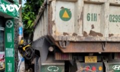 Tin tức tai nạn giao thông mới ngày 10/8: Hàng loạt xe máy bị xe ben húc văng, nhiều người bị thương