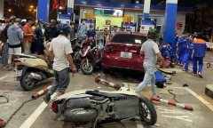 Nhân chứng vụ ô tô tông 8 người ở cây xăng Hà Nội: Chiếc xe lao vào khiến nhiều người không kịp chạy