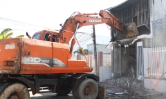 Vụ 3 mẹ con mắc kẹt trong ngôi nhà bị cháy: Điều xe cẩu phá tường tìm kiếm nạn nhân