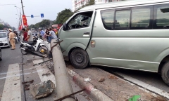 Hà Nội: Ô tô 16 chỗ húc đổ cột điện gây ùn tắc kéo dài