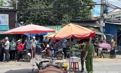TP.HCM: Chồng khóc ngất bên thi thể vợ bị xe tải cán tử vong