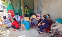 Bắt quả tang 12 bà cùng 3 ông ngồi
