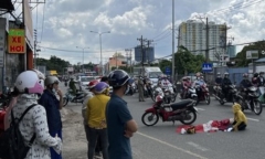 Xe máy va vào xe khách, 3 người thương vong: Công an trích xuất camera