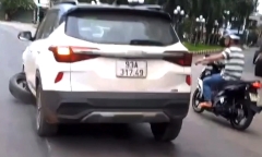 Nữ tài xế lái ô tô 