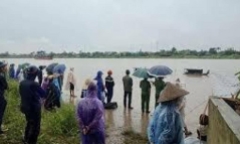 Vụ 2 nữ sinh đuối nước trên sông Đáy: Tìm thấy thi thể một em