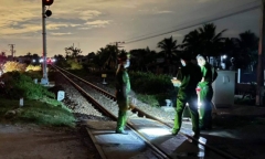 Tin tức tai nạn giao thông mới ngày 8/12: Xe máy đâm vào tàu hỏa, nam thanh niên tử vong thương tâm