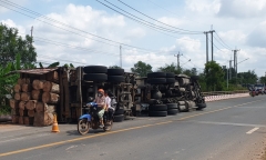 Tin tức tai nạn giao thông mới ngày 14/1: Xe container chở gỗ lật khiến 4 người bị thương ở Bình Phước