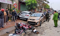 Hà Tĩnh: Toyota Cross mất lái, đâm liên hoàn 8 phương tiện
