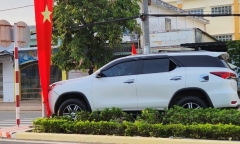 Tài xế đột quỵ trong ô tô trên phố sáng 30 Tết: Người dân đập kính giải cứu