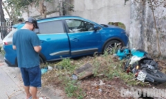 Tin tức tai nạn giao thông mới ngày 29/1: Ô tô nghi bị mất lái đâm xe máy dừng chờ đèn đỏ khiến 2 người nhập viện