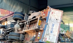Xe tải lao vào nhà dân ven Quốc lộ 6, phụ xe tử vong tại chỗ
