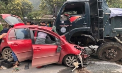 Tin tức tai nạn giao thông mới ngày 18/2: Ô tô con biến dạng sau cú đâm đấu đầu với xe tải