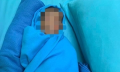 Người dân nghe tiếng khóc, phát hiện bé trai sơ sinh bị bỏ rơi sau trường học