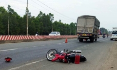 Tin tức tai nạn giao thông mới ngày 21/2: Hai vợ chồng đi xe máy tử vong sau va chạm với xe tải