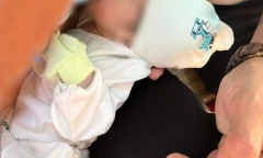 Nghe thấy tiếng khóc từ thùng rác, kiểm tra phát hiện bé sơ sinh còn nguyên dây rốn
