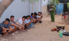 Bắt quả tang 10 người tụ tập đánh bài ăn tiền ở Vĩnh Long: Hiện trường có gì?