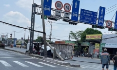 Tin tức tai nạn giao thông mới nhất ngày 7/4: Xe tải kéo gãy trụ điện, lật ngang trên quốc lộ