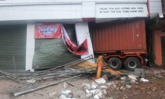 Tin tức tai nạn giao thông mới nhất ngày 26/4: Container lao thẳng vào cửa hàng xe máy ở Hải Phòng