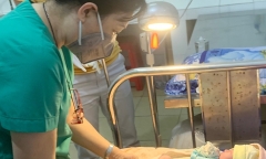 Xót xa bé sơ sinh bị bỏ rơi trong bao đựng gạo màu xanh