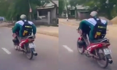 Triệu tập nam sinh lớp 11 lái xe bằng chân chạy băng băng trên đường