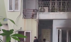 Hiện trường vụ cháy nhà lúc sáng sớm ở Hà Nội, 2 bé trai cùng gia đình leo ban công thoát thân