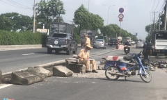 Tin tức tai nạn giao thông mới nhất ngày 24/5: Xe tải húc văng dải phân cách ở TP.HCM, 2 người nhập viện