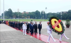 Đại biểu dự Kỳ họp thứ 6, Quốc hội khóa XV vào Lăng viếng Chủ tịch Hồ Chí Minh