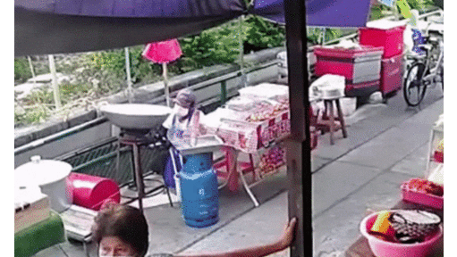 Thót tim cảnh người đàn ông bán hàng rong bị cả chảo dầu sôi đổ ập lên người
