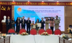 Hà Nội biểu dương 2 học sinh nhặt được của rơi, trả lại người đánh mất
