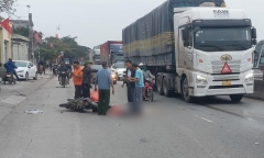 Xót xa người phụ nữ tử vong thương tâm sau va chạm với container đi cùng chiều