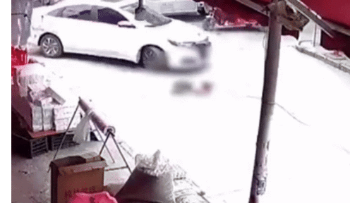 Video: Đứng tim cảnh bé gái bị ô tô cán trúng, mẹ lao tới đập kính trong tuyệt vọng