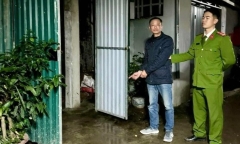 Đi uống rượu về, người đàn ông đâm hàng xóm nguy kịch vì cãi nhau