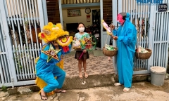 Thầy giáo 8x mặc đồ bảo hộ, hóa thân thành ông Địa đem niềm vui Trung thu đến với các em nhỏ